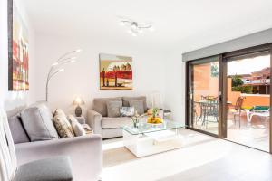 美洲海滩Tenerife South Apartments的带沙发和桌子的客厅