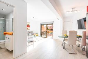 Tenerife South Apartments的电视和/或娱乐中心