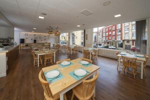 un comedor con mesas y sillas en un edificio en Hotel VIDA Finisterre Centro, en Finisterre