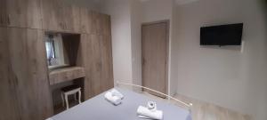 Μια τηλεόραση ή/και κέντρο ψυχαγωγίας στο Helen's little villa