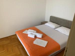 a bedroom with a bed with towels on it at Apartment Iva in Boreti