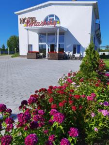 ヴェリーキー・ノヴゴロドにあるОтель "Веряжский"の花の咲くホテル