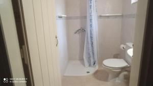 A bathroom at Climati Studios