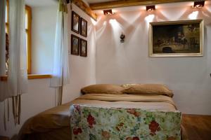- une chambre avec un lit dans l'établissement Rustic Apartment PETRA, à Vallée de la Soča