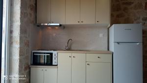 A kitchen or kitchenette at Climati Studios