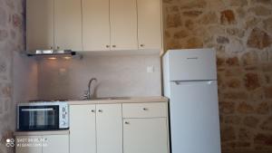 A kitchen or kitchenette at Climati Studios