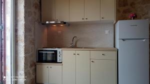 A kitchen or kitchenette at Climati Studios