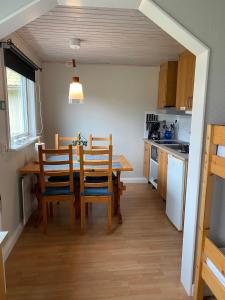 a kitchen and dining room with a table and chairs at Gårdshus i Borgholm, Öland in Borgholm