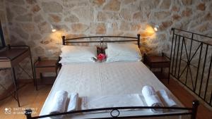 A bed or beds in a room at Climati Studios