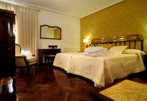 a hotel room with a bed and a desk at Hotel II Virrey in El Burgo de Osma