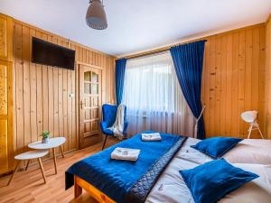 sypialnia z łóżkiem, stołem i telewizorem w obiekcie Noclegi u Jancoka w mieście Brzegi
