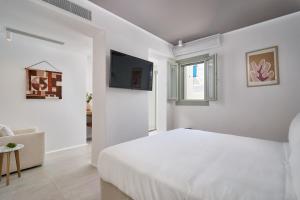Cama ou camas em um quarto em Adorno Beach Hotel and Suites