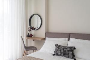 Postel nebo postele na pokoji v ubytování Aelia Seaside Luxury Suites