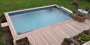 an overhead view of a swimming pool with a wooden deck at Alte Käserei Kössern in Grimma