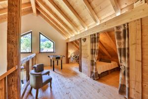 um quarto com uma cama e uma cadeira num quarto em Chalet Rothenbach em Mittlach