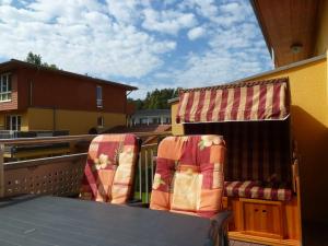 2 stoelen en een tafel op een balkon bij Zempin Ostseepark WE 32 Insel Used in Zempin