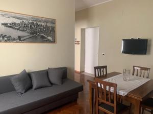 ein Wohnzimmer mit einem Sofa und einem Tisch in der Unterkunft Vittoria in Celano