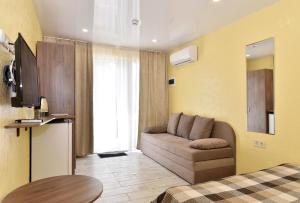 TV a/nebo společenská místnost v ubytování REEF Hotel