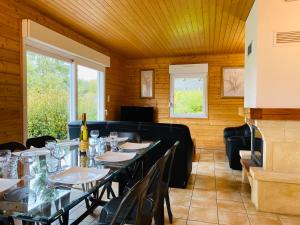 une salle à manger avec une grande table et des chaises dans l'établissement Chalet Brimbelle, à Gérardmer