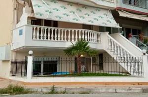 Afbeelding uit fotogalerij van Elena’s apartment in Néa Péramos