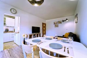 Kuchyňa alebo kuchynka v ubytovaní Apartamenty EverySky - 1 go Maja 35A-35B