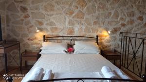 A bed or beds in a room at Climati Studios