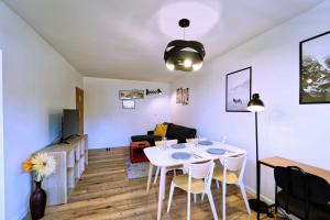 Posedenie v ubytovaní Apartamenty EverySky - 1 go Maja 35A-35B