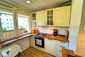 Kuchyňa alebo kuchynka v ubytovaní Apartamenty EverySky - 1 go Maja 35A-35B