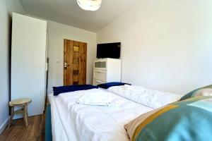 Posteľ alebo postele v izbe v ubytovaní Apartamenty EverySky - 1 go Maja 35A-35B