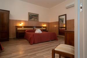pokój hotelowy z łóżkiem i lustrem w obiekcie Hotel Tonic w mieście Palermo