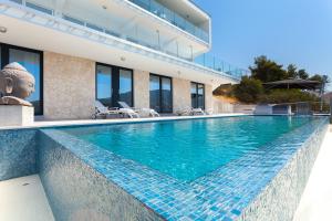 - une piscine en face d'une villa dans l'établissement Villa Style and Sea, à Vela Luka
