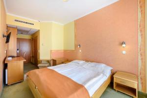Postel nebo postele na pokoji v ubytování Hotel Négy Évszak