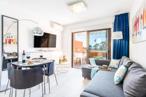 Tenerife South Apartments的电视和/或娱乐中心