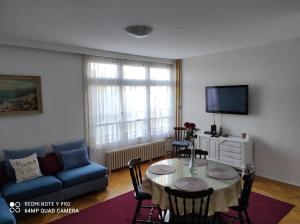 sala de estar con mesa y sofá azul en Apartment Iris Split en Split