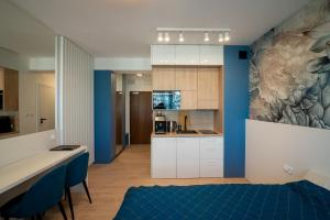 מטבח או מטבחון ב-ARKA Apartament Deluxe 503 z widokiem na morze