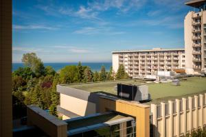 uma vista do telhado de um edifício em ARKA Apartament Deluxe 503 z widokiem na morze em Colberga