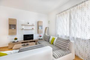 TV a/nebo společenská místnost v ubytování Apartments Villa Maja