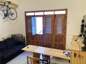 salon z drewnianymi drzwiami i stołem w obiekcie Studio at El Medano 75 m away from the beach with wifi w mieście El Médano