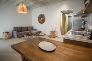 uma sala de estar com uma mesa e um sofá em Averta Rondo em Lefkada