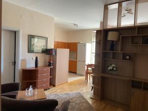 a living room with a couch and a table at Lux Apartment Kotez in Pančevo