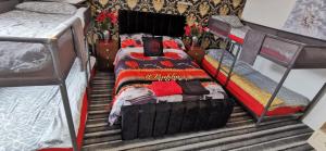 - une chambre avec 2 lits superposés dans l'établissement BUKHARI Hotel, à Blackpool