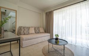 Posezení v ubytování Aelia Seaside Luxury Suites