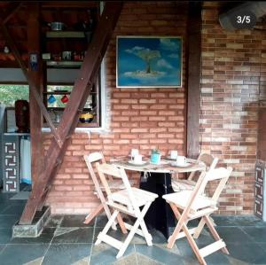 Una mesa y sillas en un patio. en Chalés Horizonte Vertical, en Aiuruoca 33 fotos más