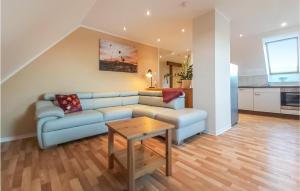 un soggiorno con divano blu e tavolo di Lovely Apartment In Grammetal With House A Panoramic View a Daasdorf am Berge