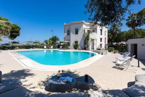 Bazén v ubytování Villa Masetta - Luxury Suites nebo v jeho okolí