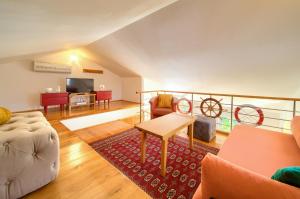 salon z kanapą i stołem w obiekcie Apartments Adria Danka w Krku
