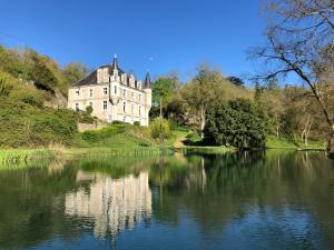 Photo de la galerie de l'établissement La Maison du Gardien Domaine du Château des Loups, à Échiré