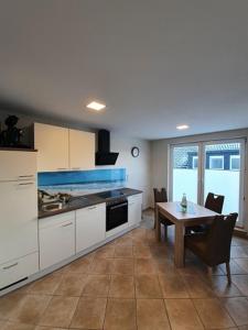Dapur atau dapur kecil di Apartmenthaus Robbe Luv