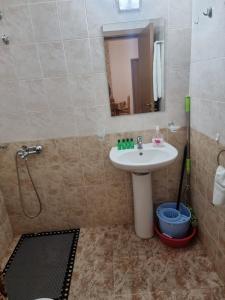 A bathroom at Sunny Day 6