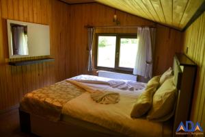 Postel nebo postele na pokoji v ubytování Uzungöl Bungalow